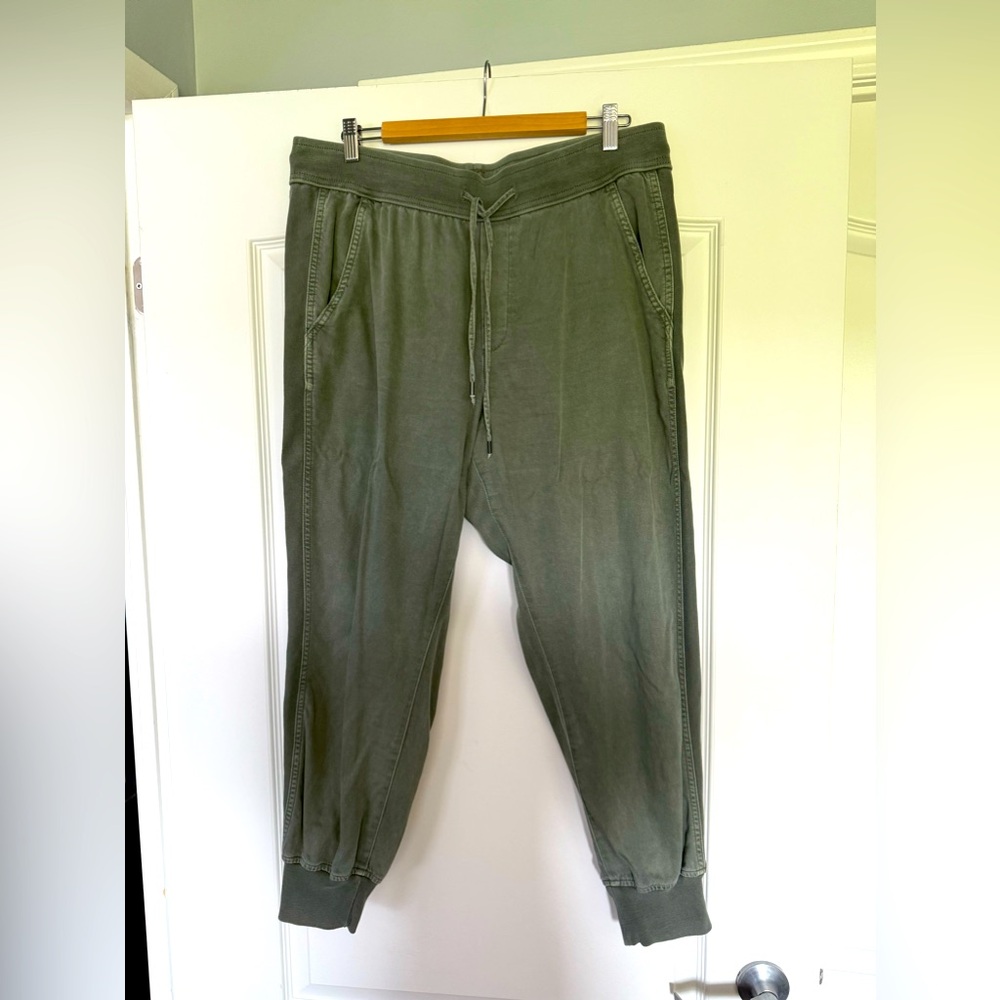 GAP Women’s Green Joggers L
